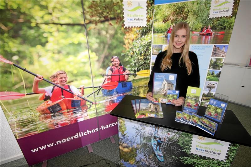 Tourismus: Wasserwanderer auf die Oker bei Schladen locken Mit einem eigens entwickelten Messestand wird Alina Neumann vom Tourismusverband fürs Wasserwandern auf der Oker werben. Foto: Gereke