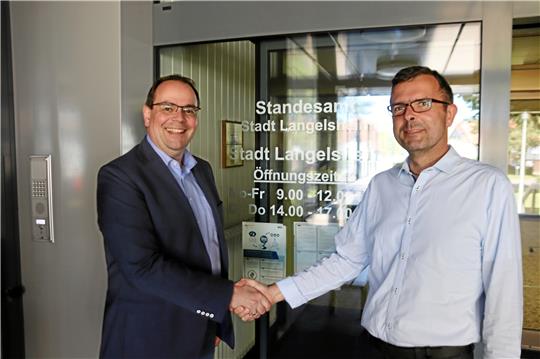 Mit einem festen Händedruck bekräftigen Langelsheims Bürgermeister Ingo Henze und der künftige Bauamtsleiter Sven Ladwig die vertragliche fixierte Vereinbarung. Foto: Neddermeier