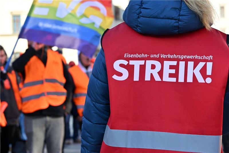 Kommunale Arbeitgeber ermahnen Verdi zu Schlichtung Mit einem großangelegten bundesweiten Warnstreik haben die Gewerkschaften EVG und Verdi kürzlich weite Teile des öffentlichen Verkehrs lahmgelegt.
