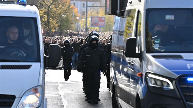 Mit einem großen Aufgebot begleitete die Polizei das 185. Niedersachsen-Derby. 