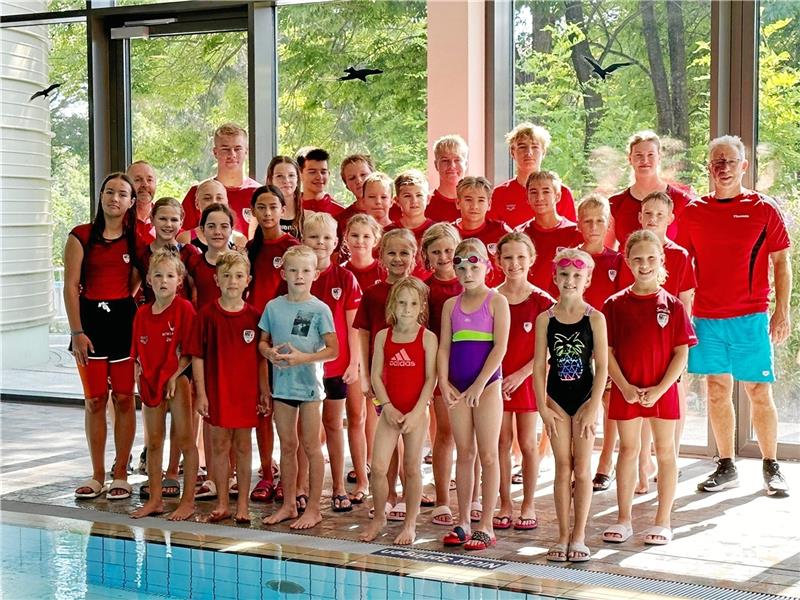 Oberharzer Duo schwimmt allen davon Mit einem großen Aufgebot ist der MTV Goslar bei den Kreismeisterschaften in Lebenstedt erfolgreich vertreten. (li.): Salome Ropeter und Nick Näther vom TuS Clausthal-Zellerfeld sind in der offenen Wertung nicht zu schlagen. Fotos: Privat
