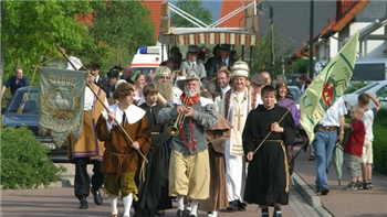 Mit einem großen Umzug wird im Jahr 2003 die 950-Jahr-Feier eröffnet.