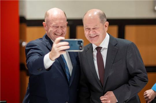 Mit einem herzhaften Lachen: Olaf Scholz (r) und Chris Coons machen ein Selfie.