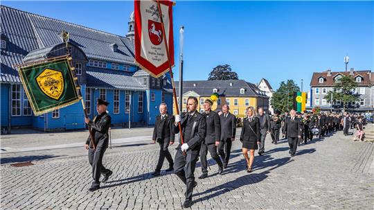 Mit einem langen Bergumzug durch Clausthal werden die zweitägigen Feierlichkeiten zum Jubiläum der Bergschule gekrönt.