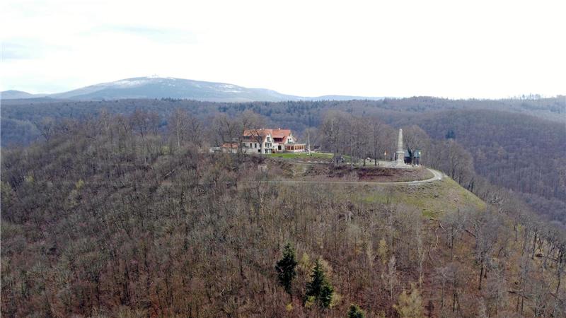 Wie wird der neue Harzburg-Turm aussehen? Mit einem neuen Turm würde sich die Silhouette des Burgbergplateaus gravierend verändern.