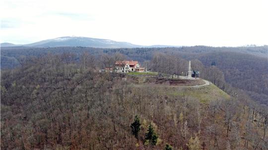 Mit einem neuen Turm würde sich die Silhouette des Burgbergplateaus gravierend verändern.