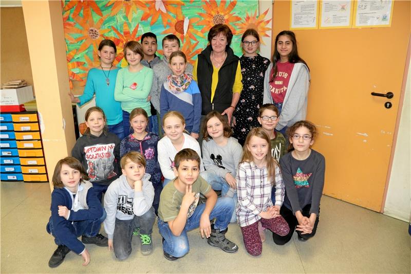 Mit einem selbst geschriebenen Artikel verabschieden sich die Viertklässler der Schillerschule von ihrer langjährigen Hausmeisterin Bettina Schwänig.  Foto: Knoke