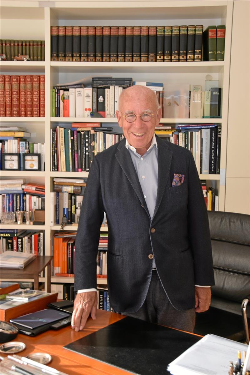Hans-Joachim Tessner ist Pfalzquartier ein „Herzenswunsch“ Mit einem strahlenden Geburtstagslächeln am heimischen Schreibtisch: Hans-Joachim Tessner wird heute kalendarisch 80 Jahre alt, ist nach ärztlicher Auskunft aber biologisch zehn bis 15 Jahre jünger und wünscht sich von Herzen, die Realisierung des Pfalzquartiers mitzuerleben. Foto: Kleine