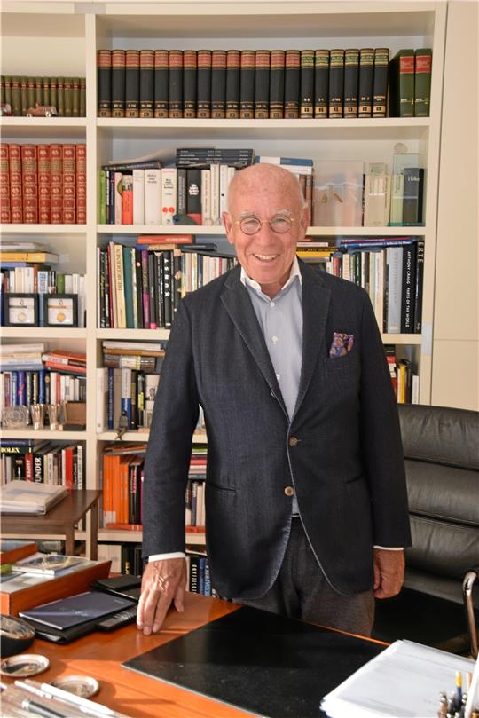Mit einem strahlenden Geburtstagslächeln am heimischen Schreibtisch: Hans-Joachim Tessner wird heute kalendarisch 80 Jahre alt, ist nach ärztlicher Auskunft aber biologisch zehn bis 15 Jahre jünger und wünscht sich von Herzen, die Realisierung des Pfalzquartiers mitzuerleben. Foto: Kleine