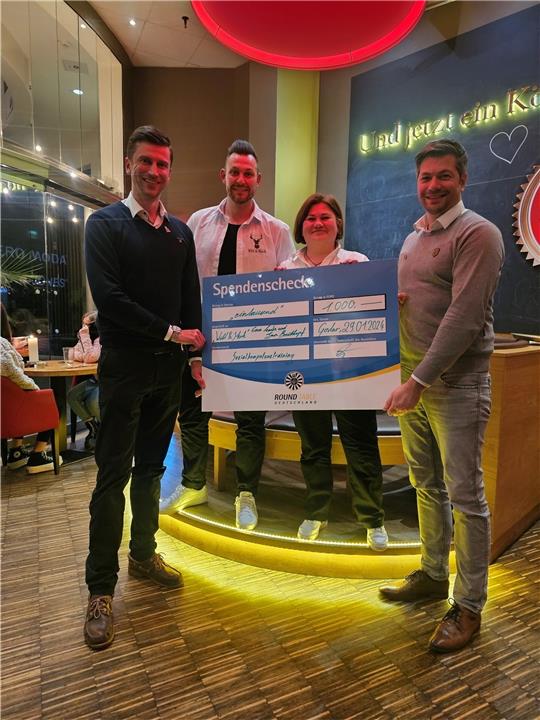 Mit einem symbolischen Scheck übergibt der Round Table 56 Goslar 1000 Euro für ein Selbstbewusstseinstraining an der Grundschule Oker. Foto: Privat