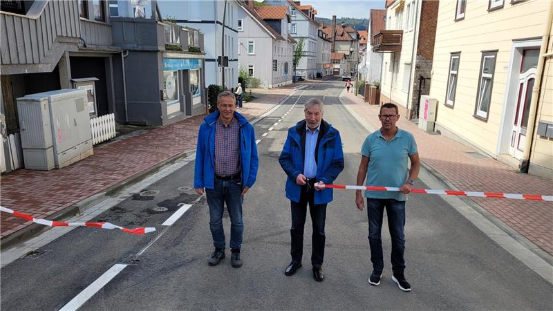 Bad Harzburger Schmiedestraße ist jetzt wieder freigegeben Mit einem symbolischen Scherenschnitt öffnen Bürgermeister Ralf Abrahms (Mitte), Sören Teuber vom Planungsbüro Conterra (l.) und Frank Woick vom städtischen Bauamt die Schmiedestraße wieder für den Verkehr.
