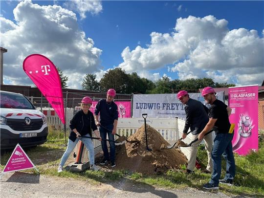 Mit einem symbolischen Spatenstich beginnen den Breitbandausbau in Seesen (v.l.): Stephanie Stalling (Telekom), Marco Ludwigs (Firma Ludwig Freytag), Seesens Bürgermeister Erik Homann und Jens Göppert (Telekom). Foto: Telekom