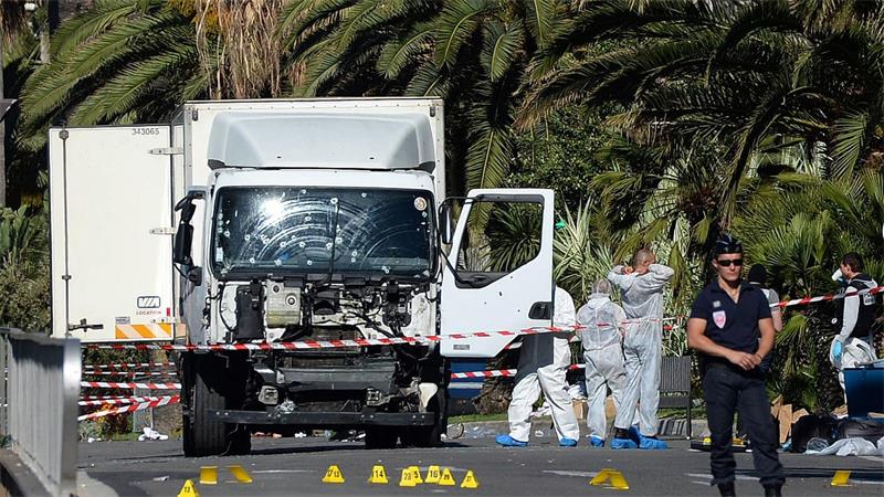 Mit einem tonnenschweren Lastwagen raste der Attentäter in die Menschenmenge auf der Strandpromenade von Nizza. (Archivbild)