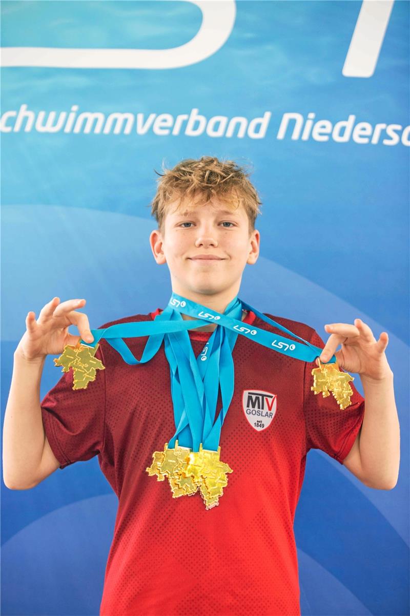 Schwimmern des MTV Goslar gelingt der große Sprung Mit einem zufriedenen Gesichtsausdruck präsentiert Yehor Byba seine sieben Goldmedaillen, die die Form des Bundeslandes Niedersachsen haben.