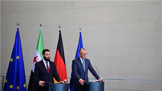 Mit einer Äußerung bei einer gemeinsamen Pressekonferenz mit Syriens Übergangspräsident Ahmed al-Scharaa hatte Bundeskanzler Friedrich Merz (CDU) eine Debatte über syrische Flüchtlinge ausgelöst. (Archivbild)