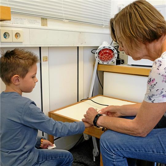 Mit einer Blutprobe beginnt die Teilnahme der Jungen und Mädchen an der Blenca-Studie.