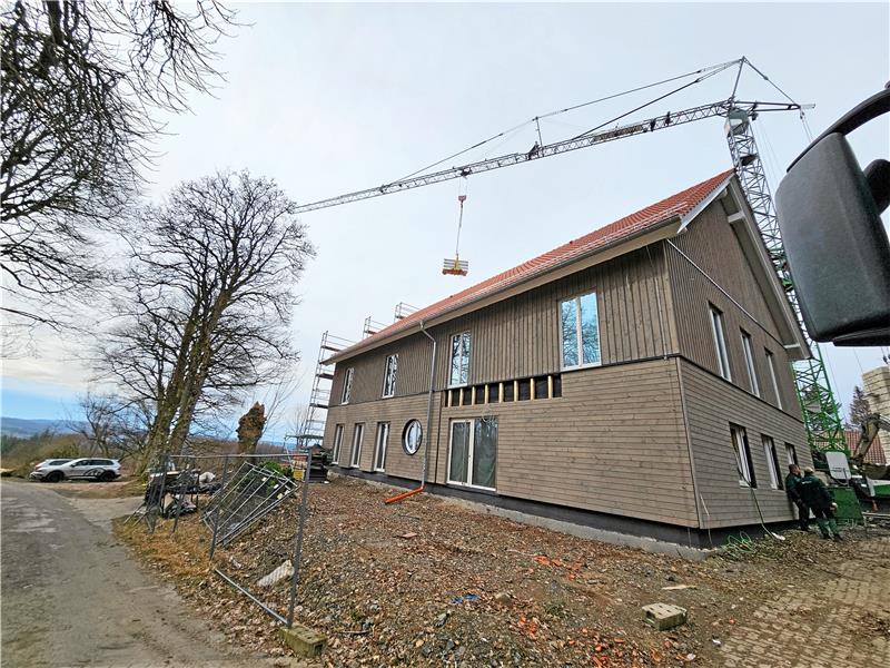 Mit einer Fassade aus Lärchenholz präsentiert sich das neue Haupthaus des Waldpädagogikzentrums. Es ist länger als der Vorgängerbau aus dem 18. Jahrhundert. Foto: Potthast