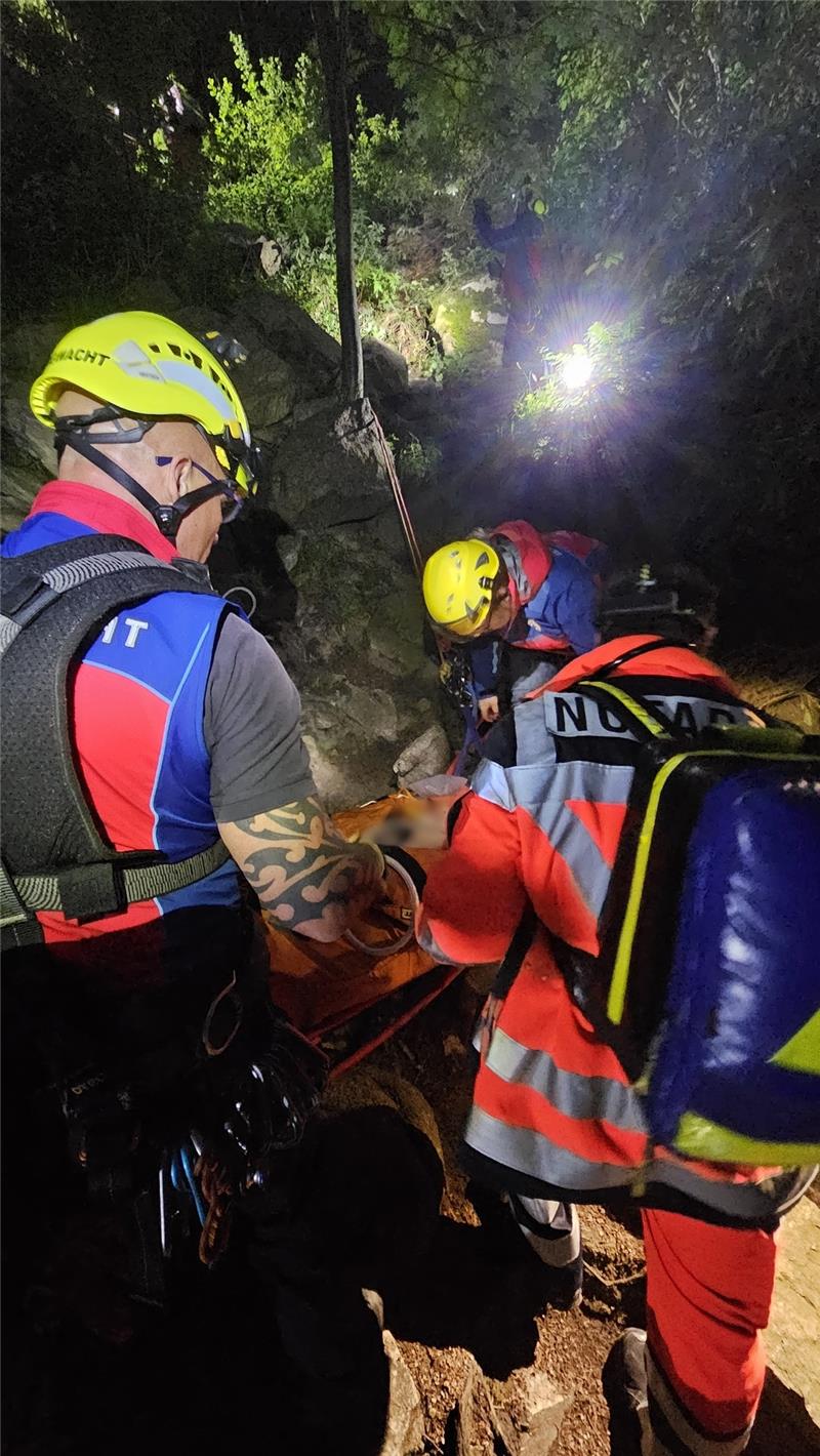 Mit einer Gebirgstrage und einem Seilzug wurde der Mann nach oben gebracht. Foto: Bergwacht