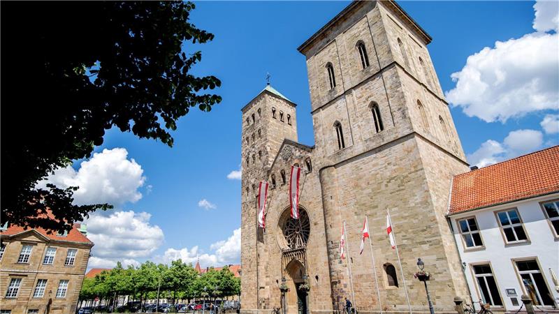 Mit einer Gedenkveranstaltung im Osnabrücker Dom soll an die Opfer sexualisierter Gewalt in der katholischen Kirche erinnert werden. (Archivbild)