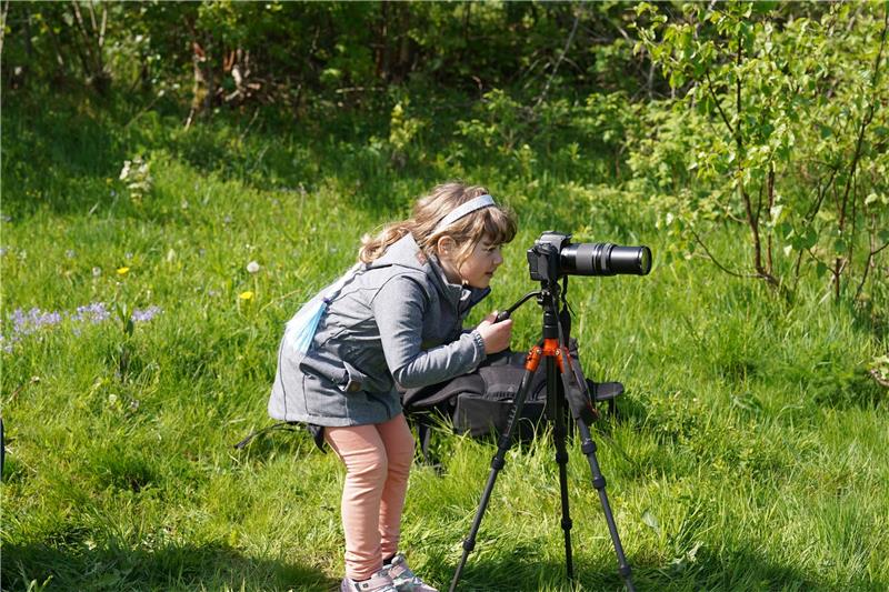 Mit einer Kamera, Teleobjektiv und Stativ wird der Brocken fotografiert.