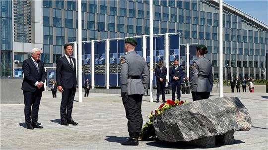 Mit einer Kranzniederlegung vor dem Nato-Hauptquartier begann der Festakt zum Beitritt Deutschlands zum Verteidigungsbündnis vor 70 Jahren. 