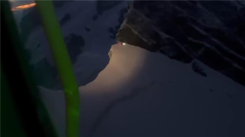 Mit einer Leuchte machten die beiden auf sich aufmerksam.