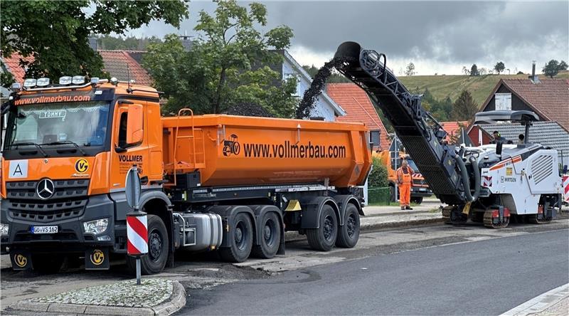 Mit einer Maschine wird der Asphalt auf der Fahrbahn der Oberen Grundstraße gerade abgefräst und auf einen Laster geworfen. Foto: Eggers
