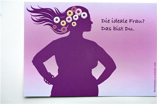 Mit einer Postkartenaktion machen die Frauenhäuser in der Region auf sich aufmerksam – sie liegen zum Mitnehmen an verschiedensten Orten aus und bieten auf den Rückseiten die Telefonnummern der Hilfe-Einrichtungen.  Repro: Kempfer/© Senftleben