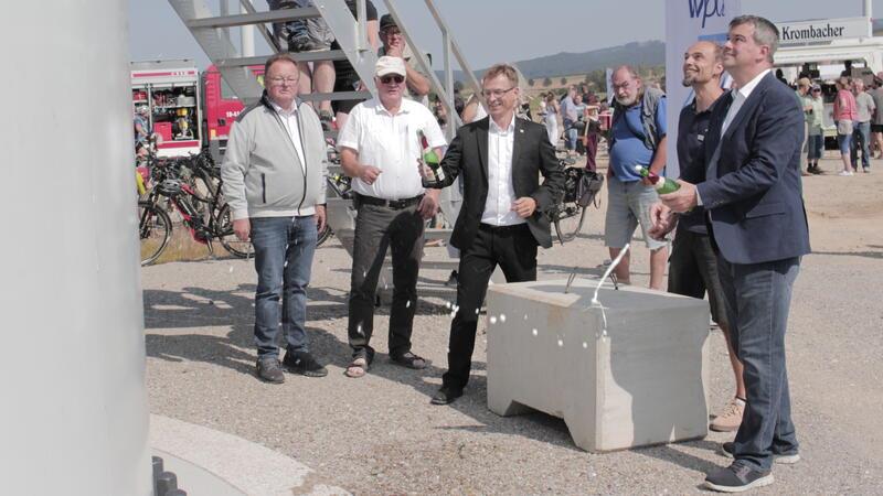 Seesen freut sich über Mehrwert – Fertigstellung in elf Monaten Mit einer Sekttaufe wurde der Windpark Bornhausen-Horenfeld im Rahmen eines Windparkfestes am Sonntag eingeweiht.