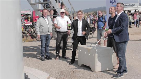 Mit einer Sekttaufe wurde der Windpark Bornhausen-Horenfeld im Rahmen eines Windparkfestes am Sonntag eingeweiht.