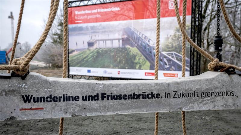 Mit einer Sonderfahrt wird die rundum sanierte Bahnstrecke Groningen-Leer, ein Teil der künftigen „Wunderline“, wiedereröffnet. (Archivbild)