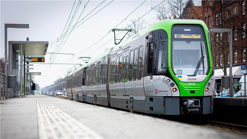 Mit einer Stadtbahn stieß am Morgen ein Radfahrer zusammen. (Symbolbild)