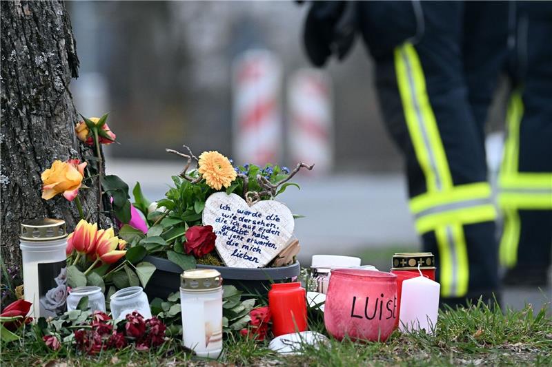 Mit einer Trauerfeier nehmen Angehörige der getöteten zwölfjährigen Luise aus Freudenberg Abschied von dem Mädchen.