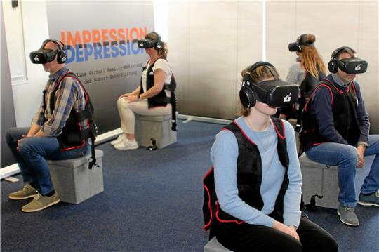 Mit einer Virtual-Reality-Brille, Kopfhörern und einer schweren Bleiweste sollen die Teilnehmer des Projekts „Impression Depression“ für die psychische Erkrankung sensibilisiert werden.  Foto: Knoke