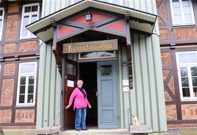 Langelsheim: Eine Museumsbeauftragte in ihrem Element Mit einer einladenden Geste bittet die Museumsbeauftragte Beate Lehmann zur Besichtigung des Heimatmuseums in der Mühlenstraße 10 in Langelsheim. Fotos: Neddermeier
