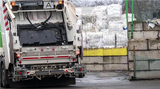Mit einer großen Kampagne suchen Polizei und Staatsanwaltschaft nach der Mutter des toten Babys, das auf einem Bremer Recyclinghof gefunden wurde. (Archivbild)