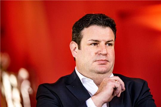 Mit einer neuen Bildungszeit und anderen Instrumenten will Bundesarbeitsminister Hubertus Heil die Weiterbildung in Deutschland voranbringen.