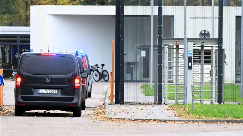 Mutmaßliche Linksextremisten aus Umfeld Lina E. angeklagt Mit eingeschaltetem Blaulicht fahren mehrere Wagen auf den Hof an der Außenstelle des Bundesgerichtshofs. (Archivbild)