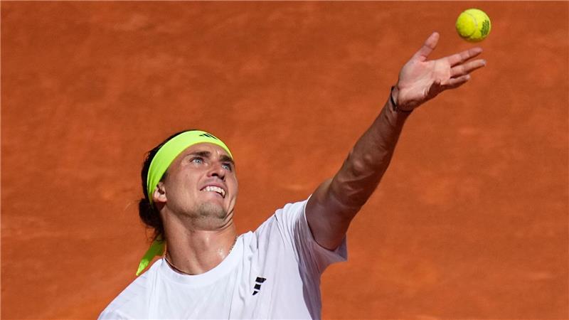 Kroos in der Box - Zverev kämpft sich nach Frust-Foto weiter Mit erheblicher Mühe rang Zverev den Spanier Davidovich Fokina nieder.