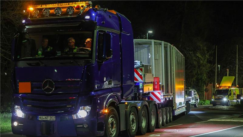 Mit etwa 100 Fahrzeugen hat sich der Konvoi in Bewegung gesetzt.