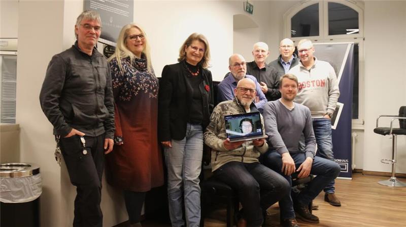 Kultur als Anker – besonders in stürmischen Zeiten Mit etwas Improvisation konnte auch Dominik Barz per Videocall mit auf das Bild.
