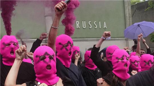 Mit farbigen Rauchbomben protestierte das russische Künstlerkollektiv Pussy Riot vor dem russischen Pavillon in Venedig.