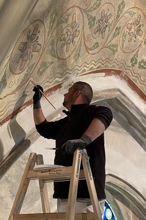 In die Bad Harzburger Lutherkirche kehrt das Licht zurück Mit feinen Pinseln werden die Quensen-Ornamente wieder aufgearbeitet.
