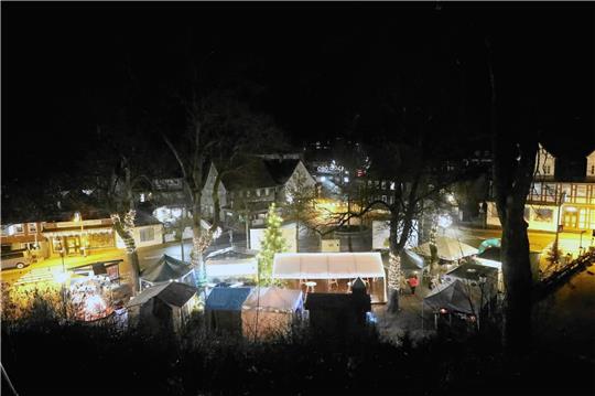 Mit festlicher Beleuchtung lädt der Wintermarkt zu Glühwein und Punsch ein. Foto: Neuendorf