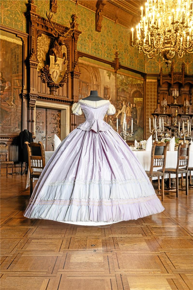 Schloss Wernigerode kauft hochkarätige Modesammlung Mit finanzieller Unterstützung von Land und Sparkasse kauft das Schloss Wernigerode eine historische Modesammlung an, die zu unterschiedlichen Anlässen und in verschiedenen Themenausstellungen zur Geltung kommen soll. Zunächst wird die Sammlung inventarisiert. Einige Kleider wurden vorab im Festsaal gezeigt, darunter die große Ballrobe (um 1860/62) aus Seidentaft, Tüll, Seidengaze und Wachsperlen. Foto: Michael Lumme