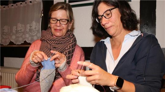 Mit flinken Maschen und bunter Wolle wächst das "Friedensband". v.l. Karin Meyer und Gitti Schuler sind emsige Handarbeitsfreundinnen.