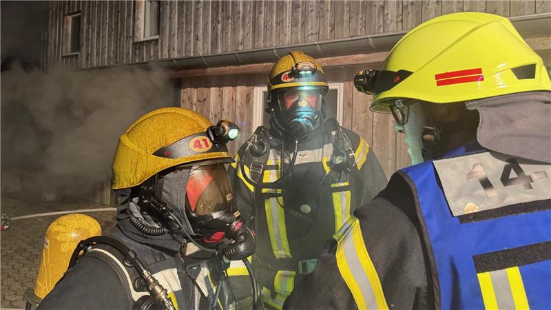 Mit fünf Atemschutztrupps bringt die Feuerwehr den Brand unter Kontrolle.