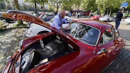Mit ganz viel Liebe werden die Porsche-Oldtimer auf dem Domplatz vor der Kaiserpfalz in Szene gesetzt.Foto: Epping