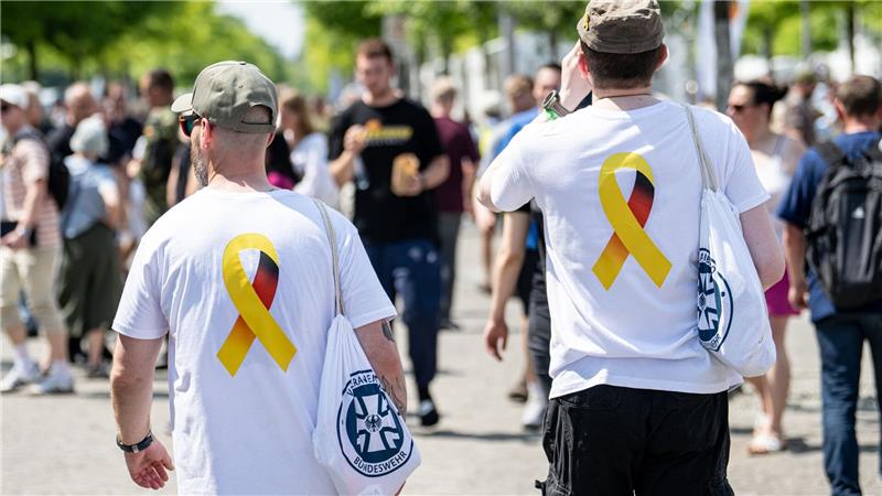 Pistorius: Bundeswehr gehört in Mitte der Gesellschaft Mit gelber Schleife auf dem Veteranentag. Das Symbol erinnert an die Gefallenen und Verwundeten der Einsätze.