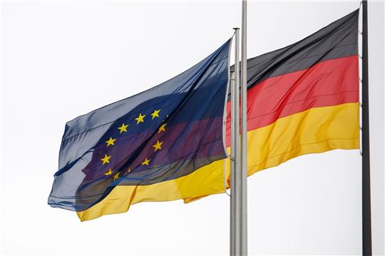 Mit gemeinsamen Schulden wollen die EU-Staaten nach der Pandemie wieder durchstarten. Aber noch ist nicht alles in trockenen Tüchern: Das Bundesverfassungsgericht hat nur vorläufig grünes Licht gegeben.
